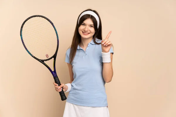 Jonge Oekraïense Meisje Tennisser Geïsoleerde Muur Tonen Heffen Van Een — Stockfoto