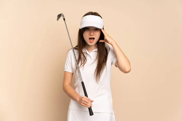 Junge Ukrainische Golferin Isoliert Auf Beigem Hintergrund Mit Überraschendem Gesichtsausdruck — Stockfoto