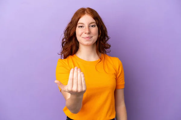 Teenager Redhead Girl Isolated Purple Background Inviting Come Hand Happy — ストック写真