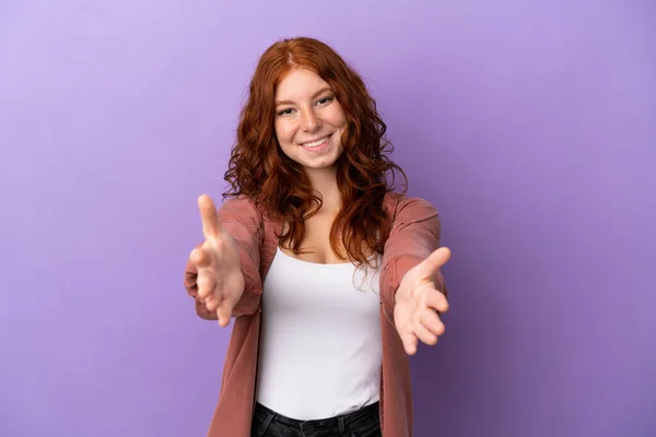 Teenager Redhead Girl Isolated Purple Background Presenting Inviting Come Hand — ストック写真