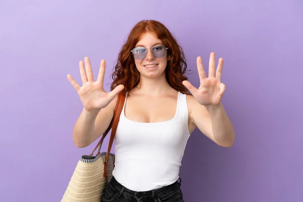 ティーンRedhead女の子保持Aビーチバッグ孤立オンパープルバックカウント9とともに指 — ストック写真