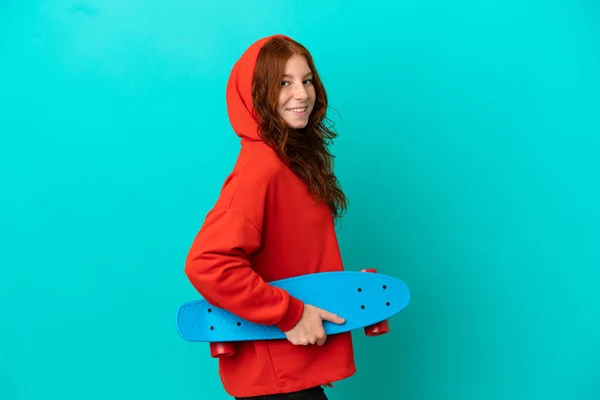 Adolescente Ruiva Menina Isolada Fundo Azul Com Skate — Fotografia de Stock