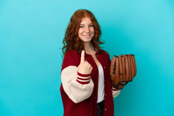 Beyzbol Eldivenli Genç Kızıl Kız Mavi Arka Planda Izole Edilmiş — Stok fotoğraf