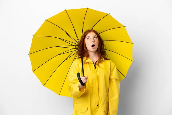 Adolescente Rossa Ragazza Impermeabile Cappotto Ombrello Isolato Sfondo Bianco Guardando — Foto Stock