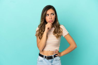 Soyutlanmış, mavi bir geçmişi olan genç bir kadın.