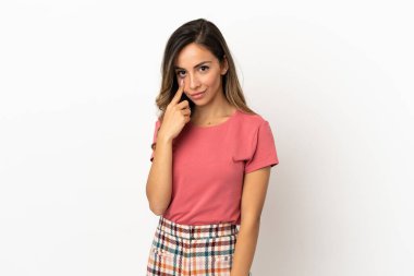 Tecrit edilmiş genç kadın bir şey gösteriyor.