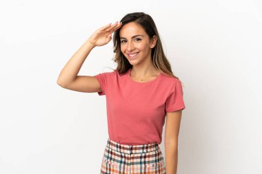 Izole arka plan üzerinde mutlu ifade ile el ile selamlama genç kadın