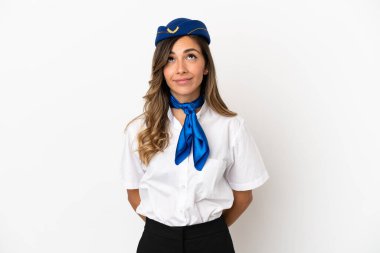 İzole edilmiş beyaz arka plan üzerinde uçak hostesi ve yukarı bakıyor