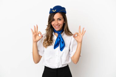 İzole edilmiş beyaz arka planda uçak hostesi parmaklarıyla 