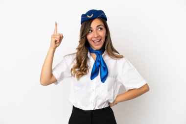 İzole edilmiş beyaz arkaplan üzerinde uçak hostesi parmak kaldırırken çözümü kavramayı amaçlıyor.