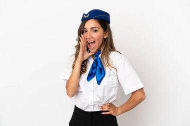 İzole edilmiş beyaz arkaplanda ağzı açık bir şekilde bağıran hostes.