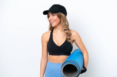 Beyaz arka planda, paspaslı ve gülümseyen beyaz bir kadın.