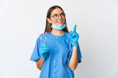 Litvanyalı kadın diş hekimi, izole bir arka plan üzerinde aletler tutuyor.