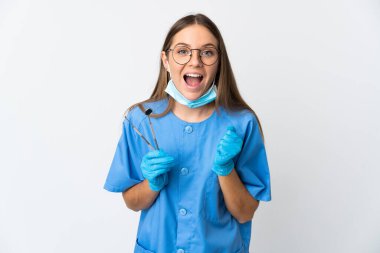 Litvanyalı kadın diş hekimi, arka planda izole edilmiş araçlarla galibiyeti kutluyor.