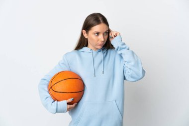 Basketbol oynayan Litvanyalı genç bir kadın beyaz arka planda izole edilmiş, kuşkuları ve düşünceleri var.