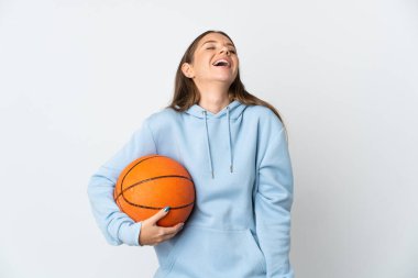 Basketbol oynayan Litvanyalı genç bir kadın beyaz arka planda izole edilmiş gülüyor.