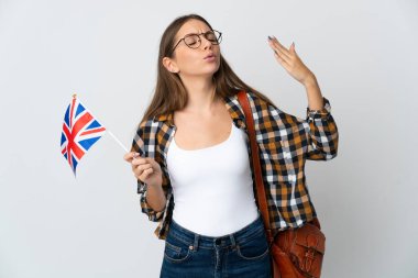 Birleşik Krallık bayrağını taşıyan Litvanyalı genç bir kadın yorgun ve hasta bir ifadeyle beyaz arka planda izole edilmiş