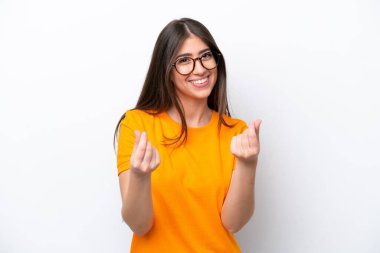 Beyaz arka planda izole genç beyaz kadın para jesti yapıyor