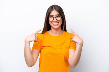 Beyaz arka planda izole edilmiş genç beyaz bir kadın baş parmak hareketi yapıyor.