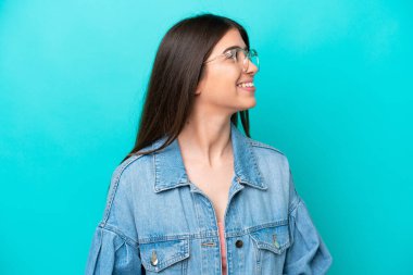 Pasaportu renkli olan güzel genç bir kadın. 