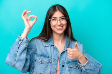 Pasaportu renkli olan güzel genç bir kadın. 