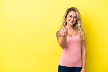 Genç Brezilyalı bir kadın sarı arka planda izole edilmiş ve davet edilmişti. Gelmene sevindim.