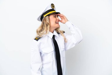 Brezilya 'lı uçak pilotu beyaz arka planda izole edilmiş, çok gülümsüyor.