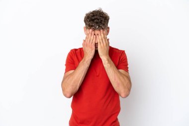 Beyaz arka planda izole edilmiş, yorgun ve hasta bir yüzü olan beyaz, beyaz, yakışıklı bir adam.