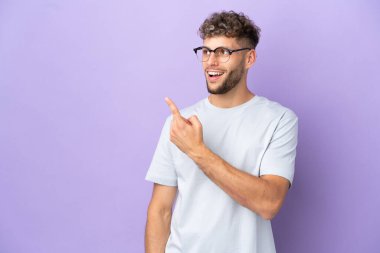 Teslimat, mor arka planda izole edilmiş beyaz bir adam. Çözümü bulmak için parmağını kaldırıyor.