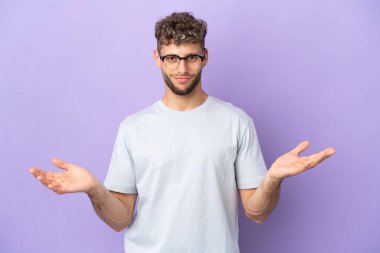 Mor arka planda izole edilmiş beyaz adamın şüpheleri var.