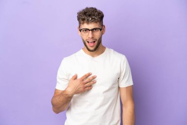 Mor arka planda izole edilmiş beyaz bir adam kendini işaret ediyor.