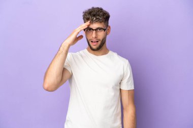 Mor arka planda izole edilmiş beyaz adam bir şey fark etti ve çözüme niyetlendi.