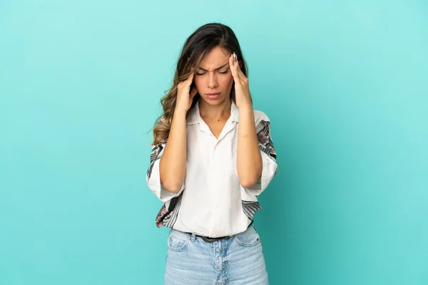 Junge Frau Vor Isoliertem Blauen Hintergrund Mit Kopfschmerzen — Stockfoto