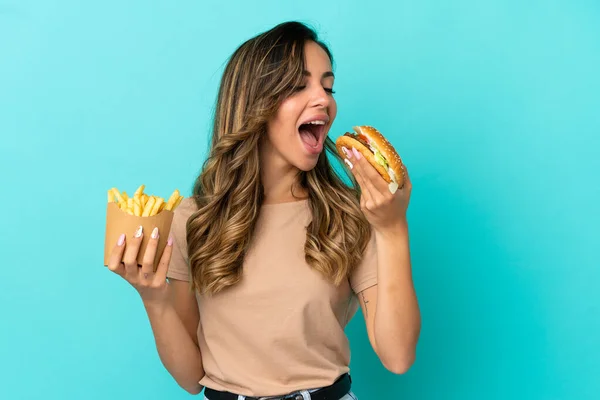 Fiatal Kezében Sült Chips Burger Felett Elszigetelt Háttér — Stock Fotó