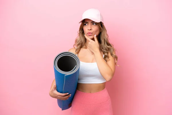 Joven Deportista Yendo Clases Yoga Mientras Sostiene Una Esterilla Teniendo —  Fotos de Stock