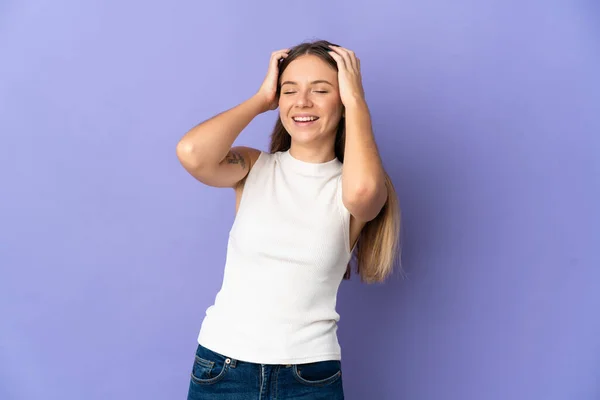 Junge Litauerin Auf Lila Hintergrund Isoliert Lachend — Stockfoto