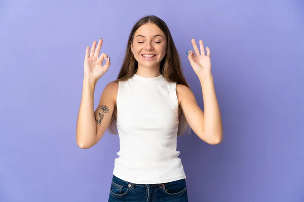 Jonge Litouwse Vrouw Geïsoleerd Paarse Achtergrond Zen Pose — Stockfoto