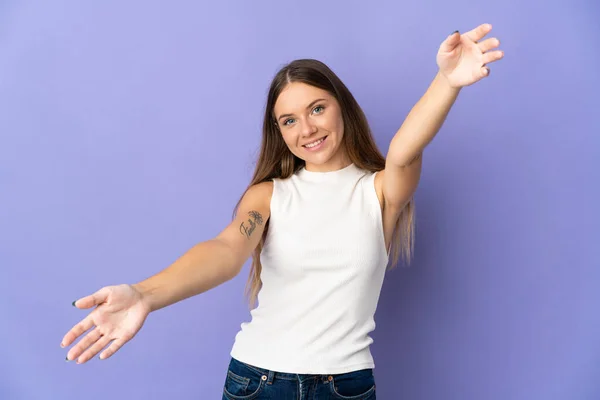 Young Lithuanian Woman Isolated Purple Background Presenting Inviting Come Hand — Foto Stock