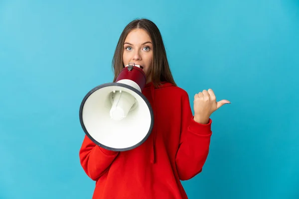 Young Lithuanian Woman Isolated Blue Background Shouting Megaphone Pointing Side — Foto Stock