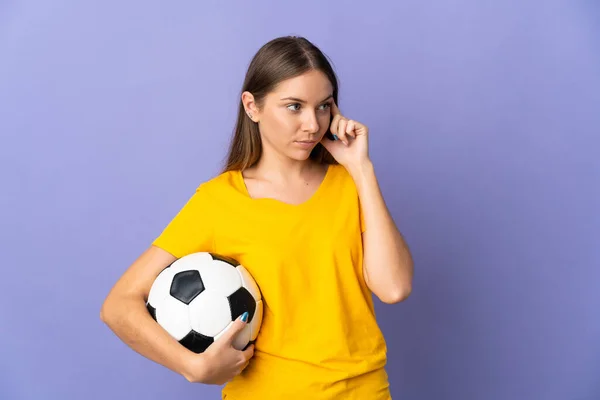 年轻的立陶宛女足球运动员 背景为紫色 有怀疑和思考 — 图库照片