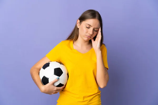 立陶宛年轻女子足球运动员 背景紫色 — 图库照片
