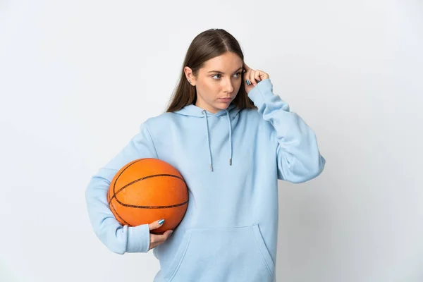 若いですリトアニアの女性はバスケットボールをしている白い背景に孤立疑問と思考を持っている — ストック写真