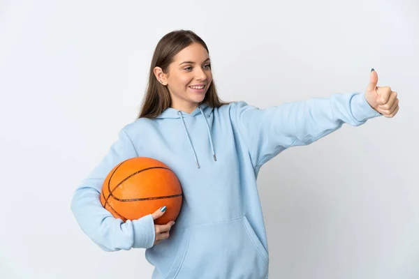 若いですリトアニアの女性遊びバスケットボール隔離された上の白い背景与えますA親指アップジェスチャー — ストック写真
