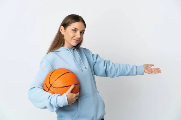 Jovem Lituana Jogando Basquete Isolado Fundo Branco Estendendo Mãos Para — Fotografia de Stock