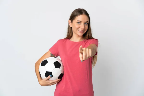 年轻的立陶宛女子 背靠白色背景 手拿着足球 指着前方 — 图库照片
