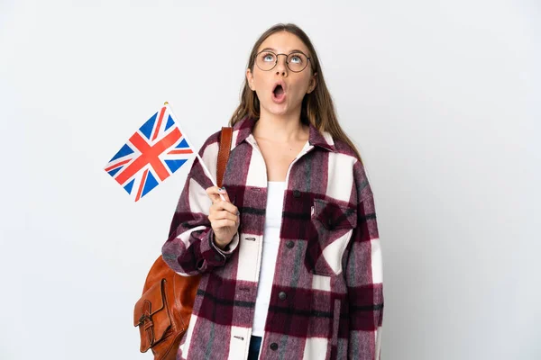 Mladá Litevka Drží Vlajku Spojeného Království Izolované Bílém Pozadí Vzhlíží — Stock fotografie
