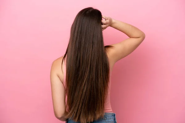 Jonge Blanke Vrouw Geïsoleerd Roze Achtergrond Rug Positie Denken — Stockfoto