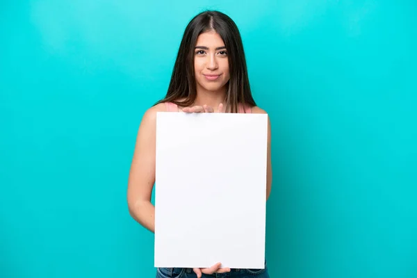 Mujer Caucásica Joven Aislada Sobre Fondo Azul Sosteniendo Cartel Vacío — Foto de Stock