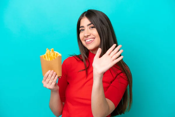 Jeune Femme Caucasienne Attrapant Des Frites Isolées Sur Fond Bleu — Photo