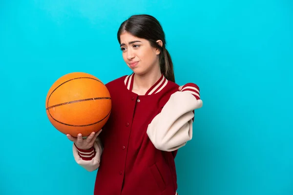 Giovane Donna Caucasica Giocatore Basket Isolato Sfondo Blu Che Soffre — Foto Stock